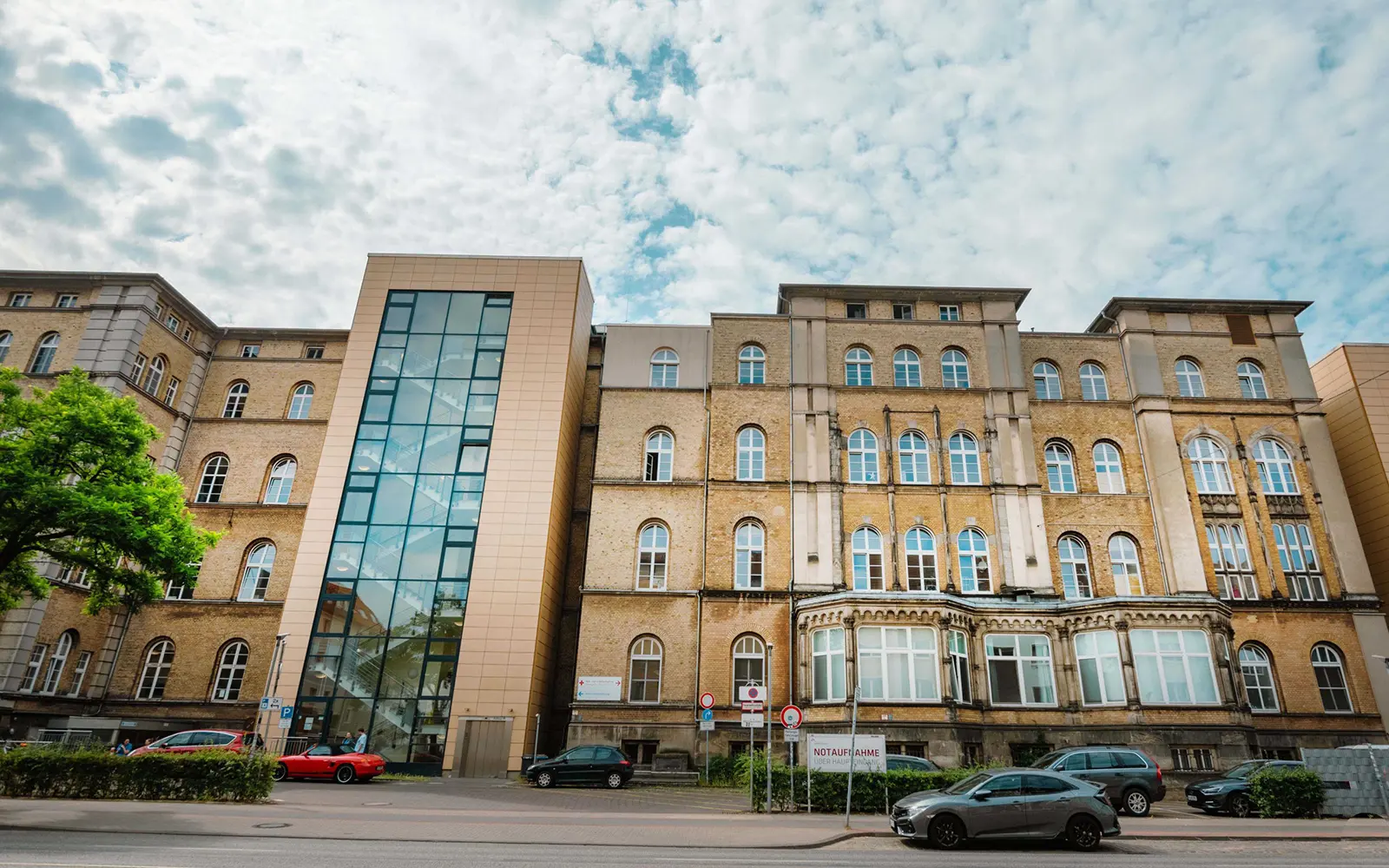 Frontalansicht des Krankenhauses aus einer Kombination aus alten und modernen Bauelementen