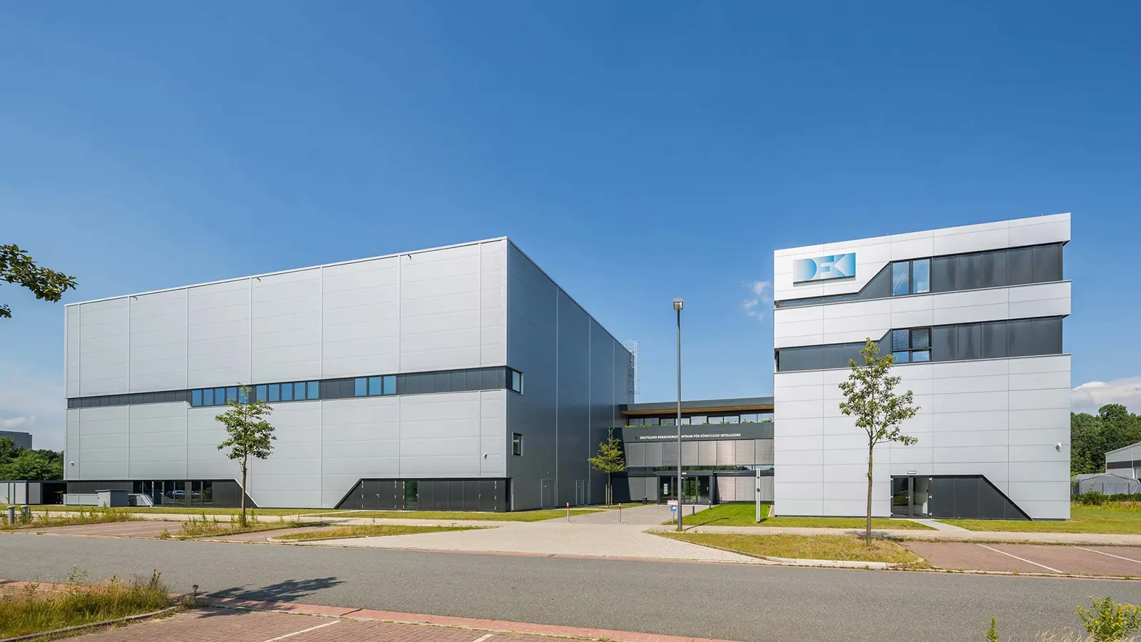 Modern graue Fassade eines Forschungszentrums