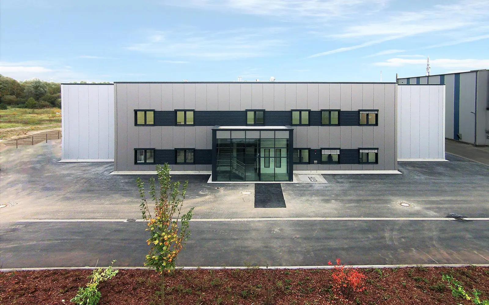 Frontalansicht eines Produktionswerkes der Firma Freese