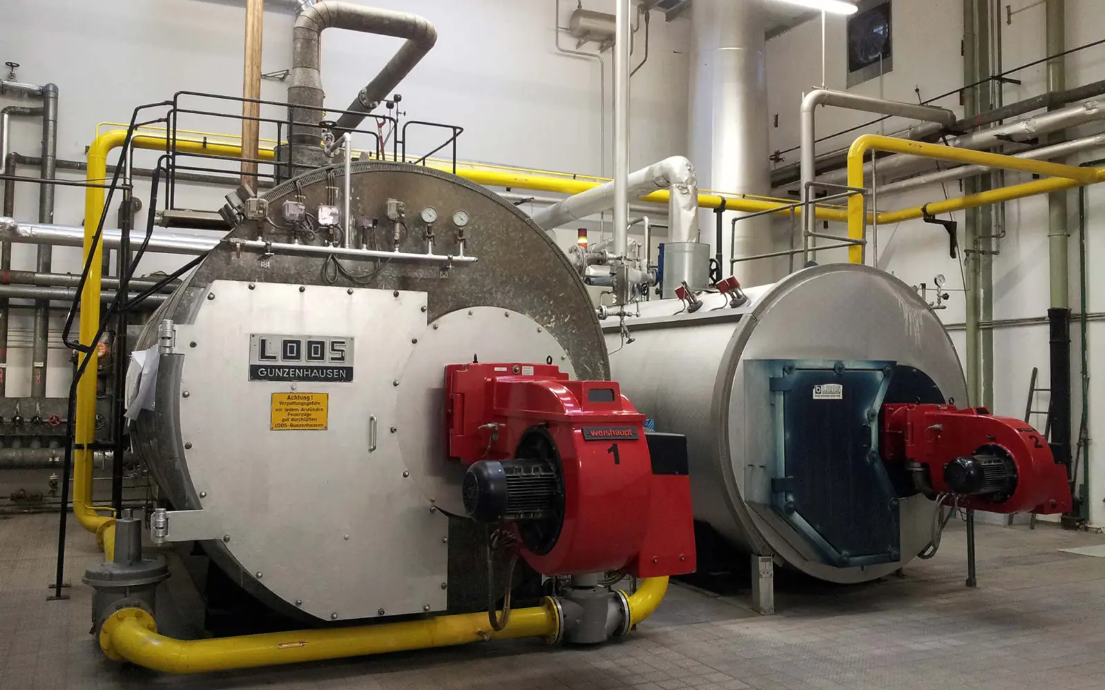 Zwei große Industrietanks in einer Produktionshalle