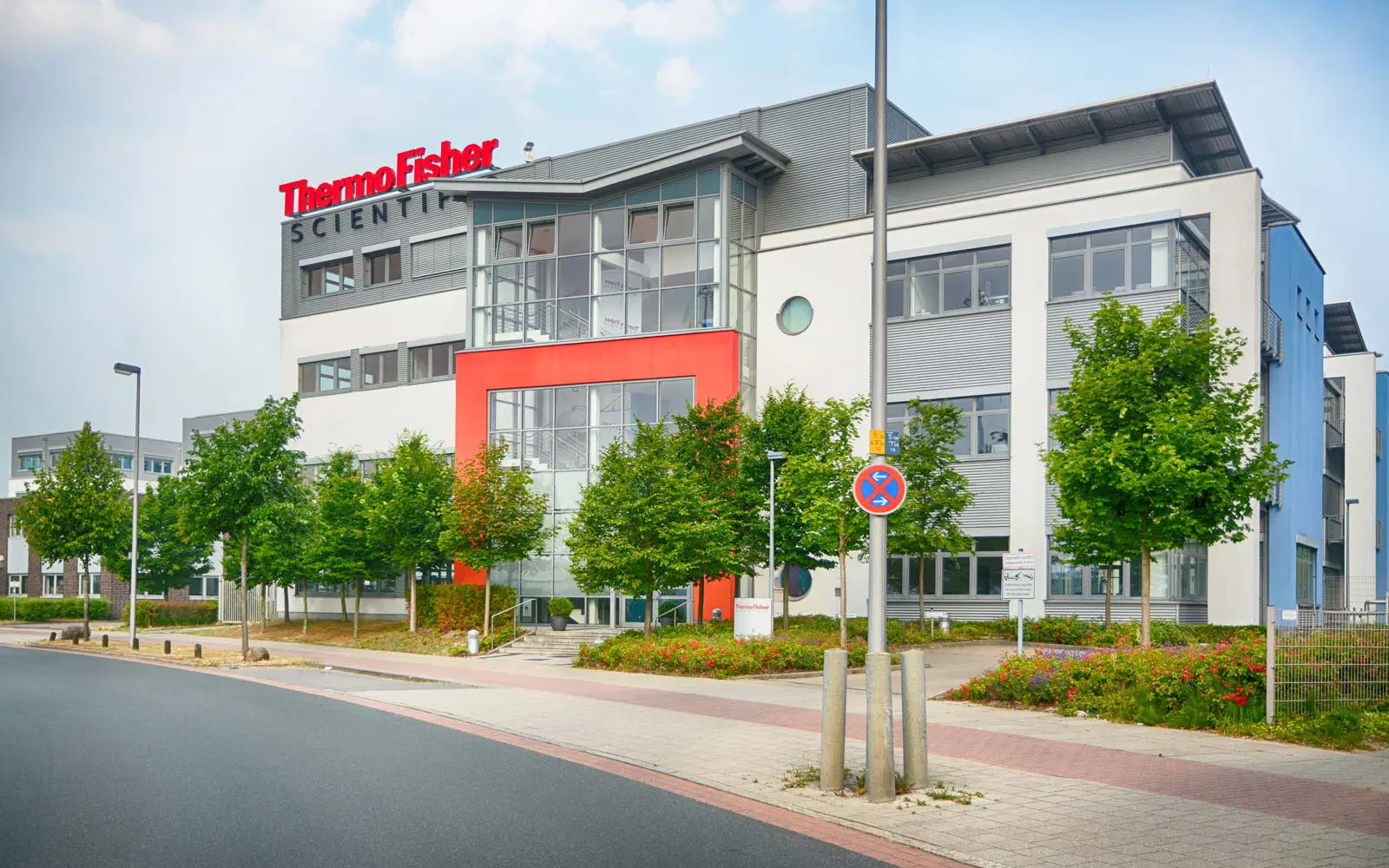 Frontalansicht des Verwaltungsgebäudes der Firma ISW Ingenieure Thermofisher Thermofisher Scientific