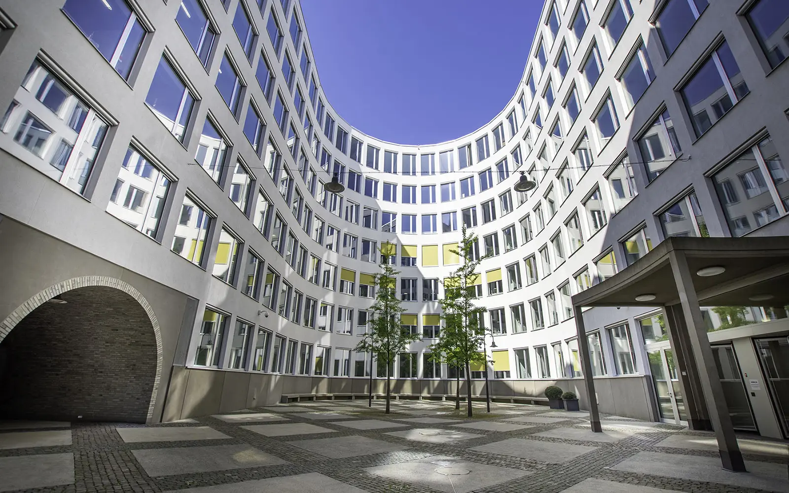 Innenhof der Universität Bremen mit Blick auf die rundumlaufende Fensterfront mit fünf Etagen