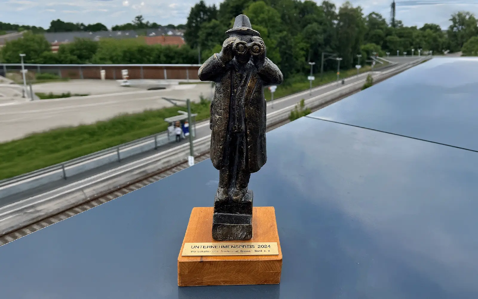 eine Statue auf einem Sockel steht für die Auszeichnung mit dem Unternehmenspreis des Wirtschafts- und Strukturrats Bremen-Nord