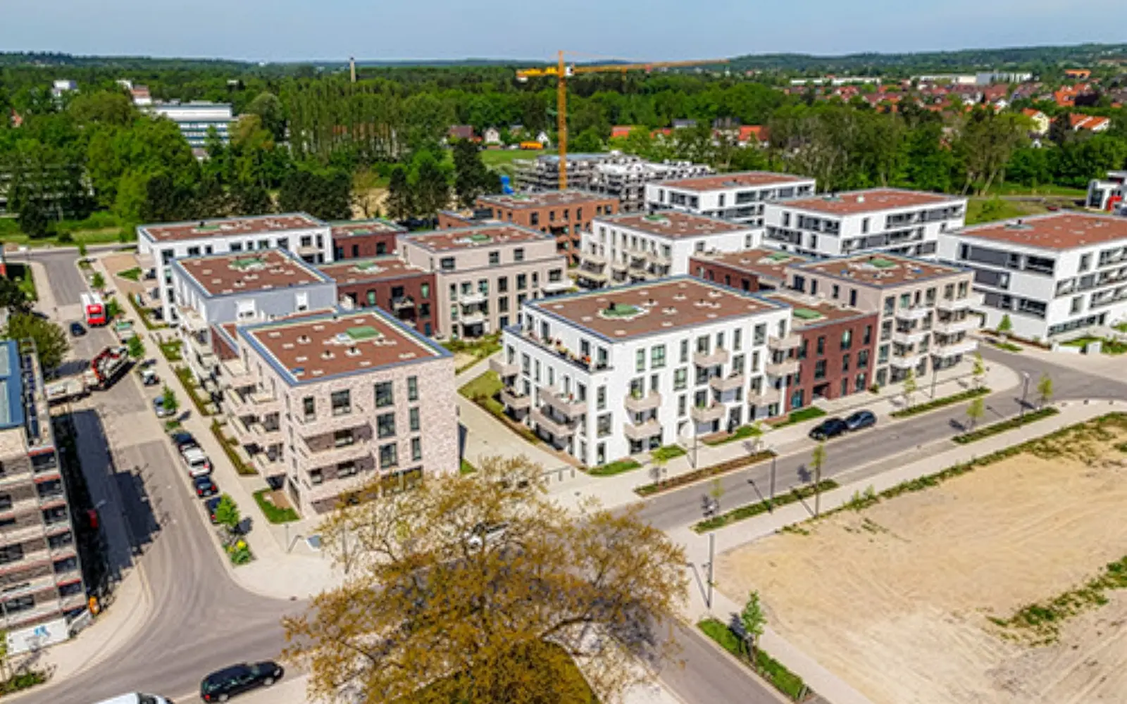 Draufsicht auf eine Häusergruppe mit jeweils vier Stockwerken